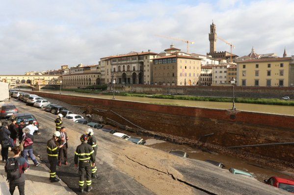 В центре Флоренции 20 машин провалились под землю