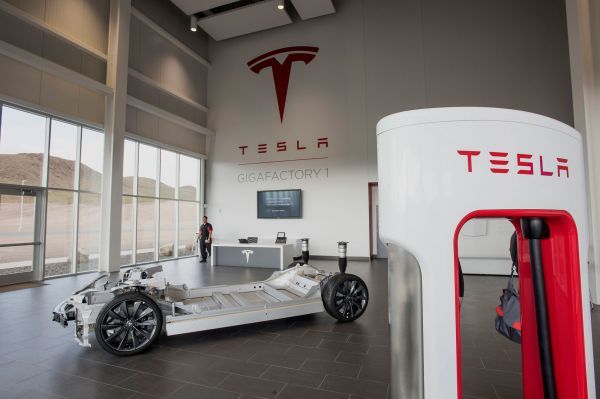 Tesla Motors назвала дату открытия аккумуляторной «Гигафабрики»