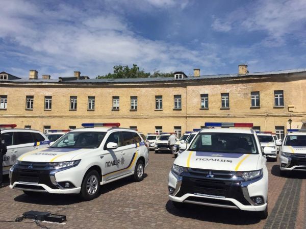 Кроссоверы Mitsubishi Outlander PHEV официально переданы полиции