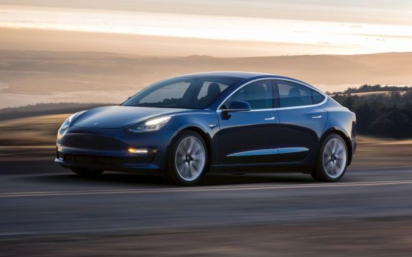 Объявлены комплектации серийного Tesla Model 3. Первые 30 автомобилей уже у заказчиков