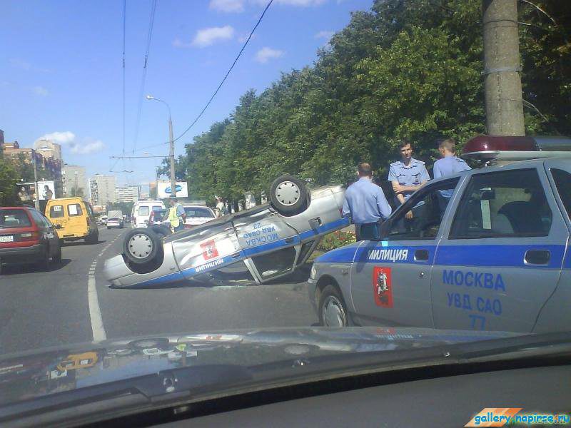 Полицейская машина врезалась