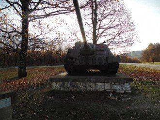 На подъезде к Кошице есть мемориал военной славы. Советская самоходка СУ 100. 