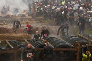 Участники ежегодного соревнования «Tough Guy» преодолевают препятствия в Пертоне 