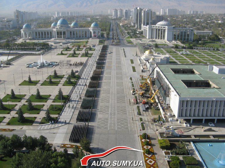 Репетиция парада ко дню независимости на центральной площади