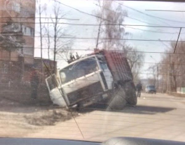 В Сумах мусоровоз провалился в яму посреди дороги