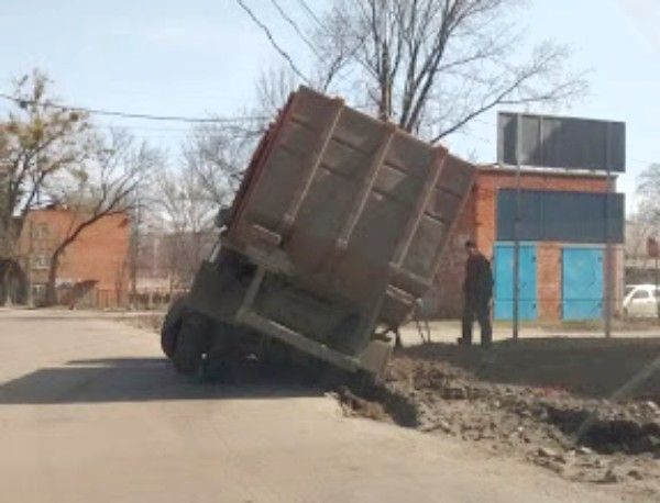 В Сумах мусоровоз провалился в яму посреди дороги
