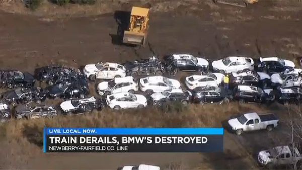 Поезд со 120 кроссоверами BMW сошел с рельс в США