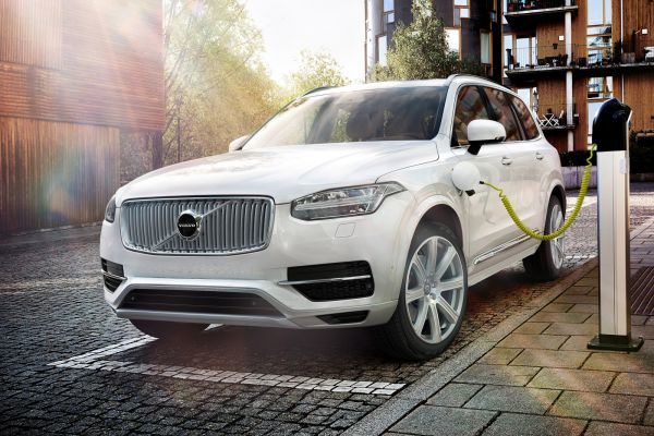 Volvo выпустит свою первую модель с полностью электрической силовой установкой в 2019 году. Об этом сообщает пресс-служба шведского автопроизводителя. Предполагается, что первым электрическим Volvo станет среднеразмерный кроссовер, который сможет составить конкуренцию Tesla Model X. При полностью заряженных аккумуляторах вседорожник сможет проехать свыше 500 километров.