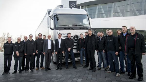 Mercedes-Benz проведет испытания беспилотных грузовиков на дорогах.