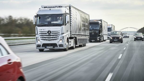 Mercedes-Benz проведет испытания беспилотных грузовиков на дорогах.