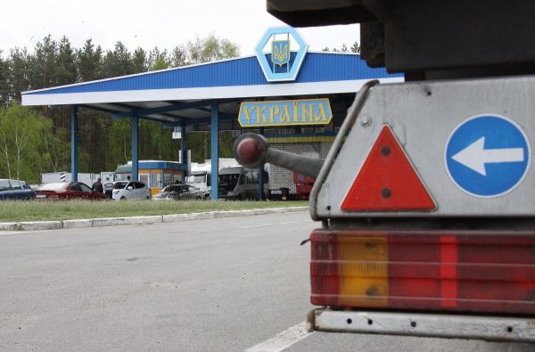 Владельцам нерастаможенных автомобилей разрешили превысить срок пребывания в Украине