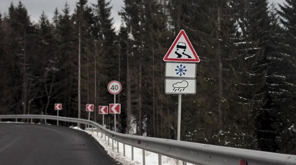 Дорожники предупреждают водителей о гололедице