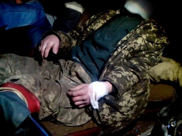 08.03.2017. Після ДТП рятувальники вивільняли чоловіка з понівеченого авто