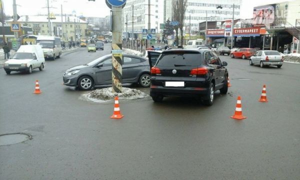 10.02.2017. В Сумах возле ТРЦ «Киев» столкнулись две иномарки 