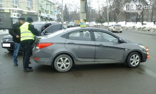 10.02.2017. В Сумах возле ТРЦ «Киев» столкнулись две иномарки 