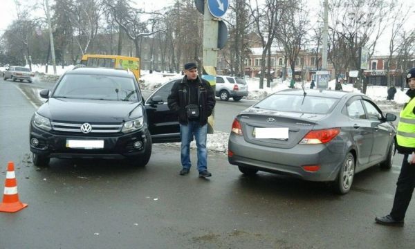 10.02.2017. В Сумах возле ТРЦ «Киев» столкнулись две иномарки 