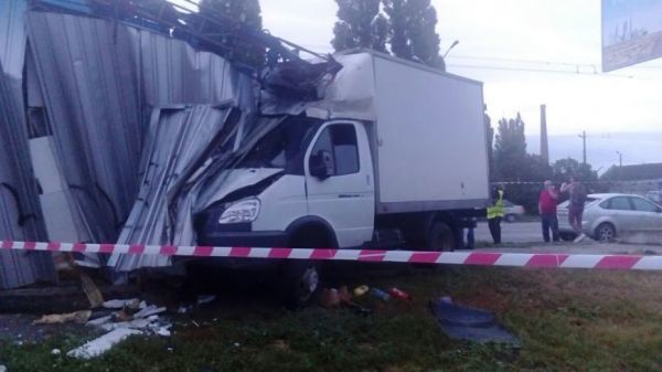 В Сумах «Газель» протаранила остановку