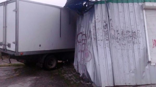 В Сумах «Газель» протаранила остановку