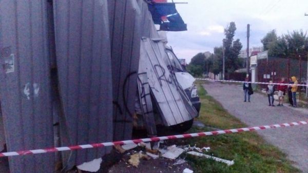 В Сумах «Газель» протаранила остановку