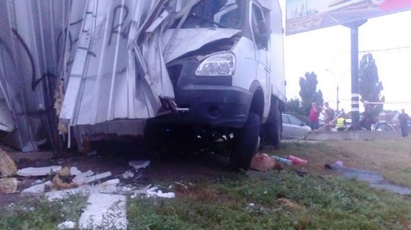 В Сумах «Газель» протаранила остановку