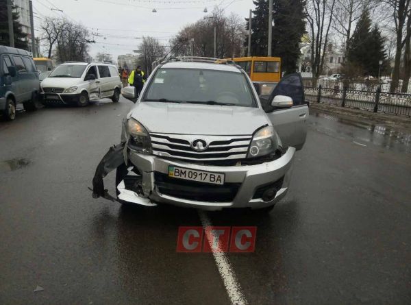 22.02.2017. ДТП. У центрі Сум «Мерседес» протаранив одразу три автівки