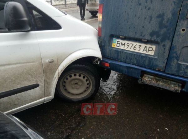 22.02.2017. ДТП. У центрі Сум «Мерседес» протаранив одразу три автівки