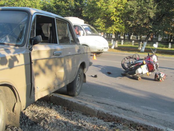 03.10.2017. ДТП. У Шостці мотоцикліст на швидкості влетів у легковик