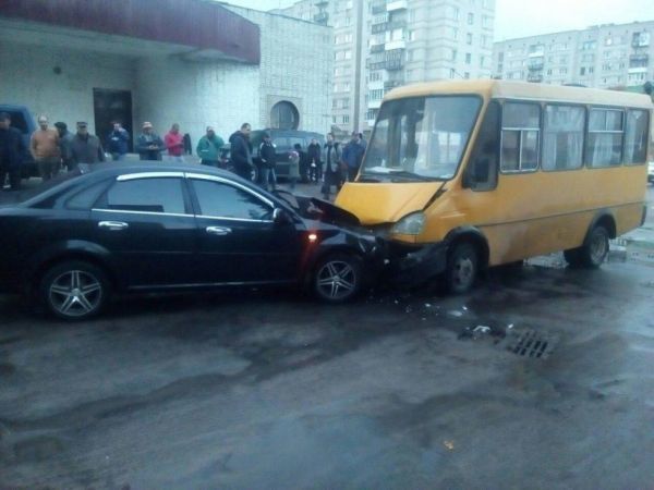 05.10.2017. Шостка. ДТП. Иномарка врезалась в маршрутку с пассажирами