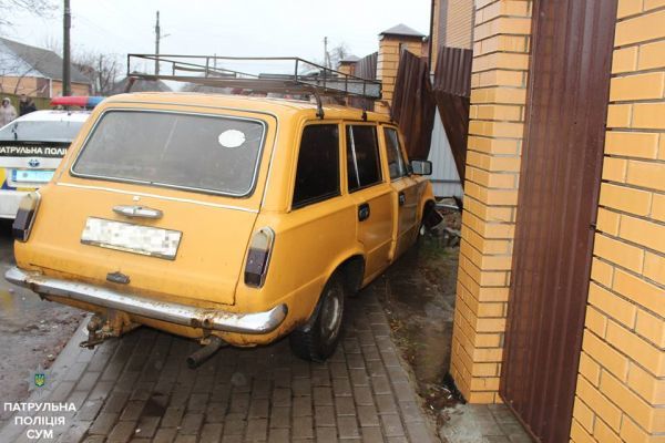 01.12.2017. Сумы. Пьяный водитель без прав въехал в забор жилого дома