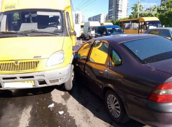 15.05.2017. ДТП в Сумах: Opel врезался в маршрутку