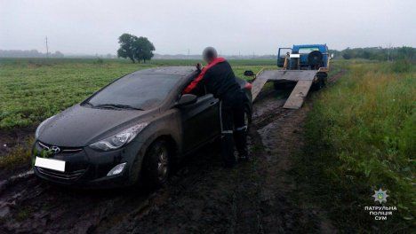 20.06.2016. Сумские патрульные задержали пьяного водителя посреди поля