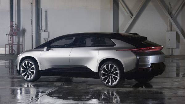 Габаритная длина FF 91 – 5 250 мм, ширина – 2 283 мм, высота – 1 598 мм, колесная база – 3 200 мм. Таким образом кроссовер Faraday Future на 214 мм длиннее, на 266 шире и на 86 мм ниже Tesla Model X.