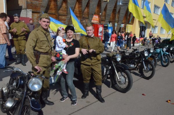 У Глухові до Дня Перемоги відбувся пробіг ретро-автомобілів