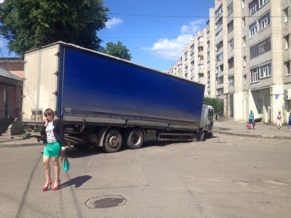 У Сумах вантажівка пішла під землю