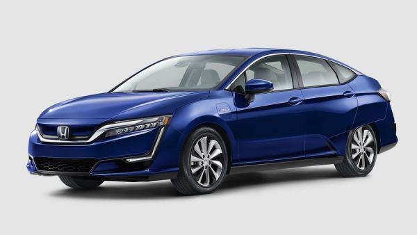 Электромобиль Honda Clarity EV построен на базе модели Honda Clarity с установкой на топливных элементах, для работы которой необходим водород. Помимо этого японская компания обещает выпустить плагин-гибридную модификацию Clarity.