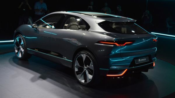 Габаритная длина Jaguar F-Pace - 4680 мм, колесная база - 2990 мм. Совокупная мощность двух моторов - 400 л.с., а крутящий момент - 700 Нм (столько же развивает, например, F-Type SVR).