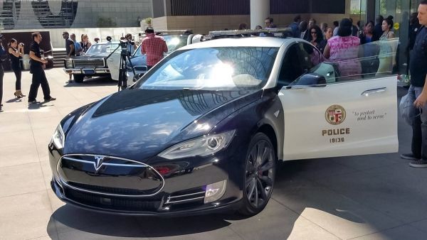 Полиция Лос-Анджелеса назвала Tesla Model S непрактичной