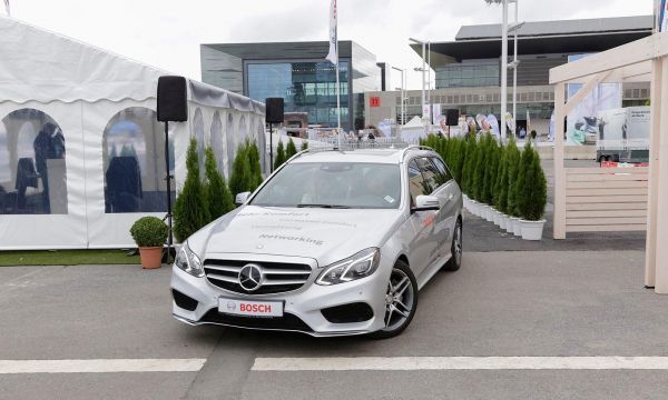 «Мерседесы» смогут сообщать друг другу о свободных местах на парковках