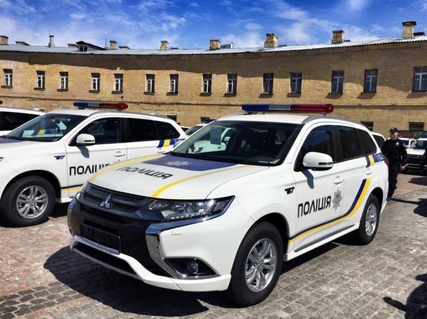 Кроссоверы Mitsubishi Outlander PHEV официально переданы полиции