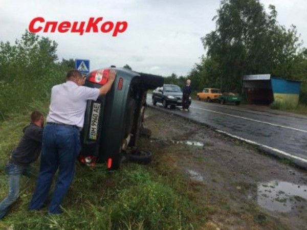 Под Сумами перевернулась легковушка