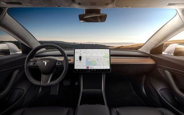 Традиционной приборной панели у Tesla Model 3 нет. Вся необходимая информация выводится на центральный дисплей.