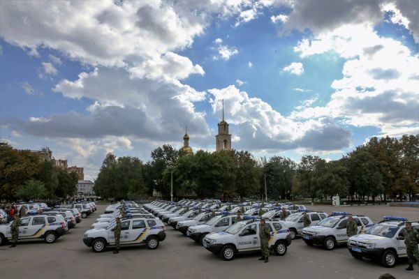 Полиции Донецкой и Луганской областей передали новые Renault Duster