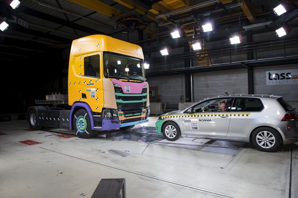 Scania показала как проводит краш-тесты грузовиков