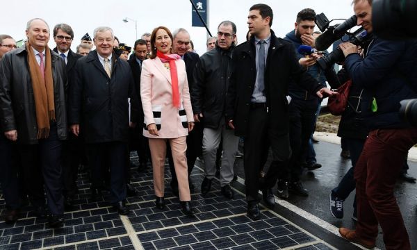 Во Франции открыли автодорогу с покрытием из солнечных батарей