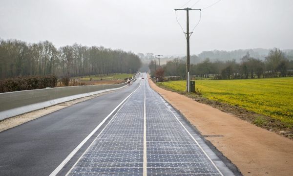 Во Франции открыли автодорогу с покрытием из солнечных батарей