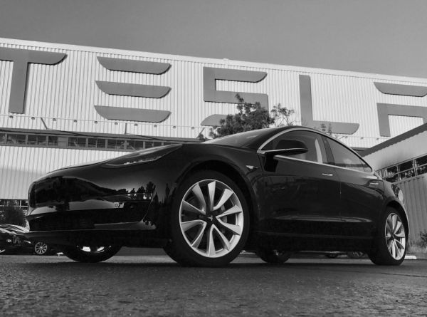 Первый серийный электрокар Tesla Model 3 сошел с конвейера