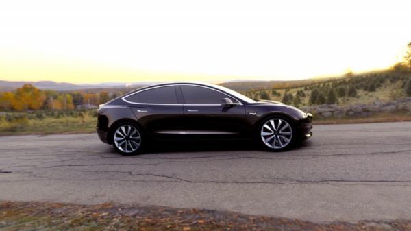 Tesla представила новый седан Model 3 за $35000