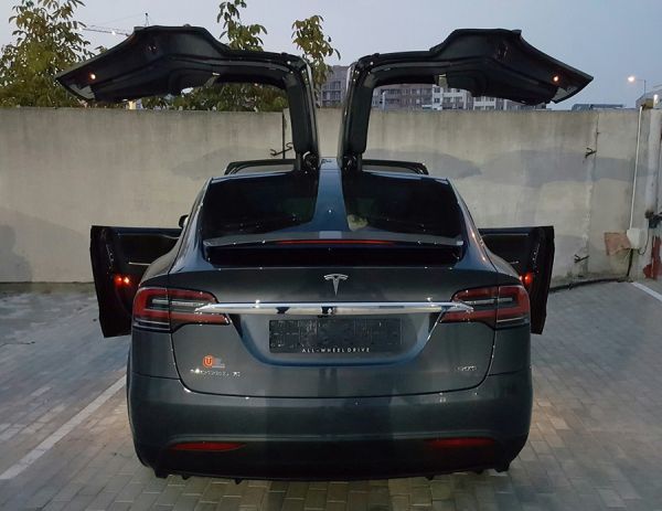 В Украину привезли первый кроссовер Tesla Model X