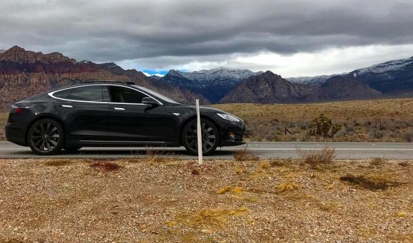 Владелец Tesla Model S не смог завести машину в пустыне из-за отсутствия сотовой связи