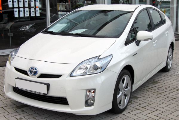 Toyota Prius признан автомобилем с самыми низкими эксплуатационными расходами